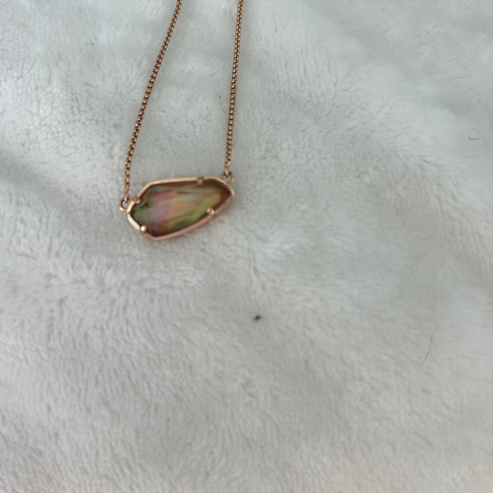 Elegant Gold Pendant Necklace